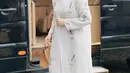 Penampilan Ashanty pada acara tasyakuran tersebut sekali lagi membuktikan bahwa ia adalah salah satu ikon fashion tanah air yang selalu tampil maksimal dan memukau di setiap kesempatan. Pilihan busana dan aksesori yang tepat tidak hanya menonjolkan keanggunannya, tetapi juga memberikan inspirasi bagi para pecinta fashion yang ingin tampil elegan dan berkelas. [@ashanty_ash].