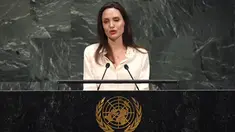 Aktris yang juga Utusan Khusus UNHCR Angelina Jolie berpidato pada  pertemuan tingkat Menteri Pemeliharaan Perdamaian PBB di Gedung PBB, New York, (29/3). Angelina Jolie mengatakan bahwa hubungan kekuasaan yang tidak sama membuat perempuan di dunia dalam posisi subordinat. (Timoti A. Clary / AFP)