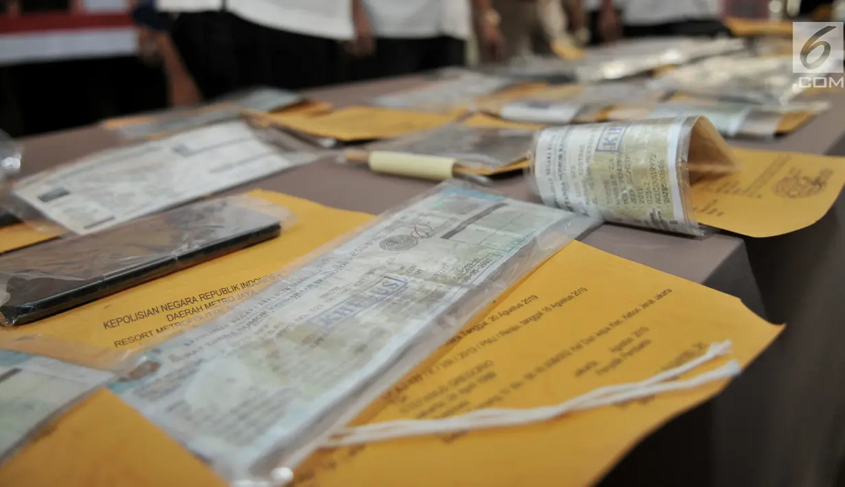 Barang bukti dalam pengungkapan kejahatan pemalsuan jual beli STNK dan TNKB khusus di Polres Jakarta Utara, Selasa (27/8/2019). Dalam kasus ini polisi meringkus 6 tersangka dan mengamankan setidaknya 10 STNK dan TNKB khusus dengan kode sandi RFD dan RFP. (merdeka.com/Iqbal S Nugroho)