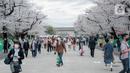 Para pengunjung menikmati sakura mekar di Taman Ueno, Tokyo, Sabtu (25/3/2023). Memasuki musim semi di Jepang, warga hingga turis mancanegara berbondong-bondong menikmati keindahan dari bunga sakura yang mekar. (Liputan6.com/Faizal Fanani)