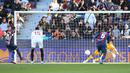 <p>Pemain Levante Jose Luis Morales (kiri) melakukan tendangan penalti dan mencetak gol ke gawang Sevilla pada pertandingan Liga Spanyol di Stadion Ciutat de Valencia, Valencia, Spanyol, 21 April 2022. Sevilla menang 3-2. (Jose Jordan/AFP)</p>