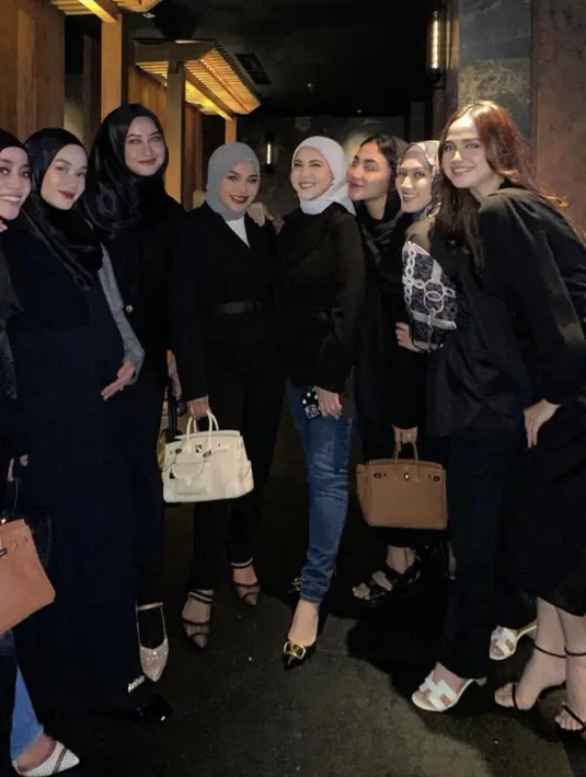 Saat hangout bersama sahabatnya, Kesha tampil dengan atasan hitam dipadukan celana denim. Dengan kerudung putihnya.  (@kesharatuliu05)