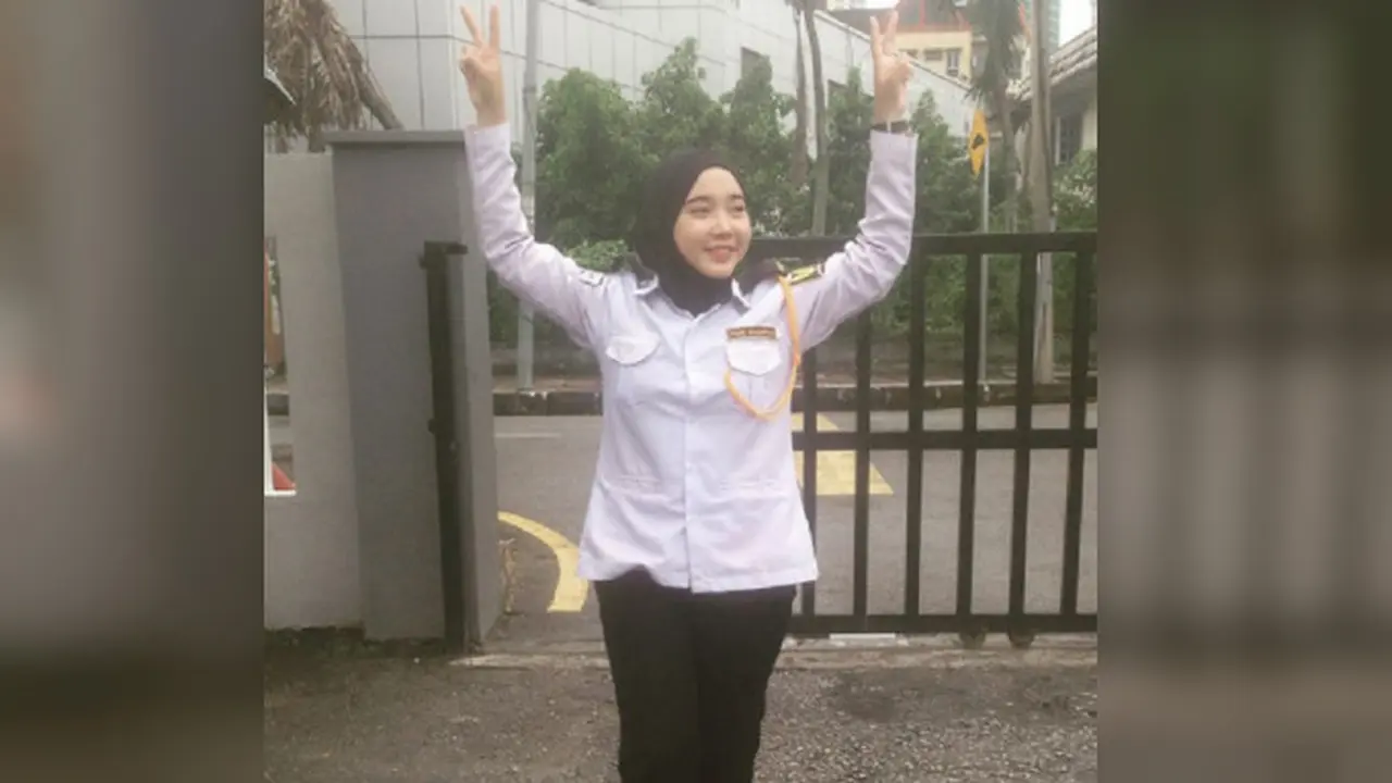 Gadis cantik bernama Sri Mahyuni ​​Munif itu sudah menjadi satpam sejak Januari tahun 2017 (Instagram/@srimahyunimunif)