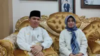 Mantan ketua DPRD Kota Cirebon Affiati didampingi suami mengaku optimis akan mendapat suara terbanyak pada Pileg 2024 di partai barunya Nasdem. Foto (Liputan6.com / Panji Prayitno)