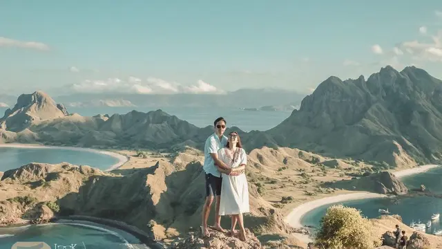 Liburan Darius Sinathrya dan Donna Agnesia di Labuan Bajo.