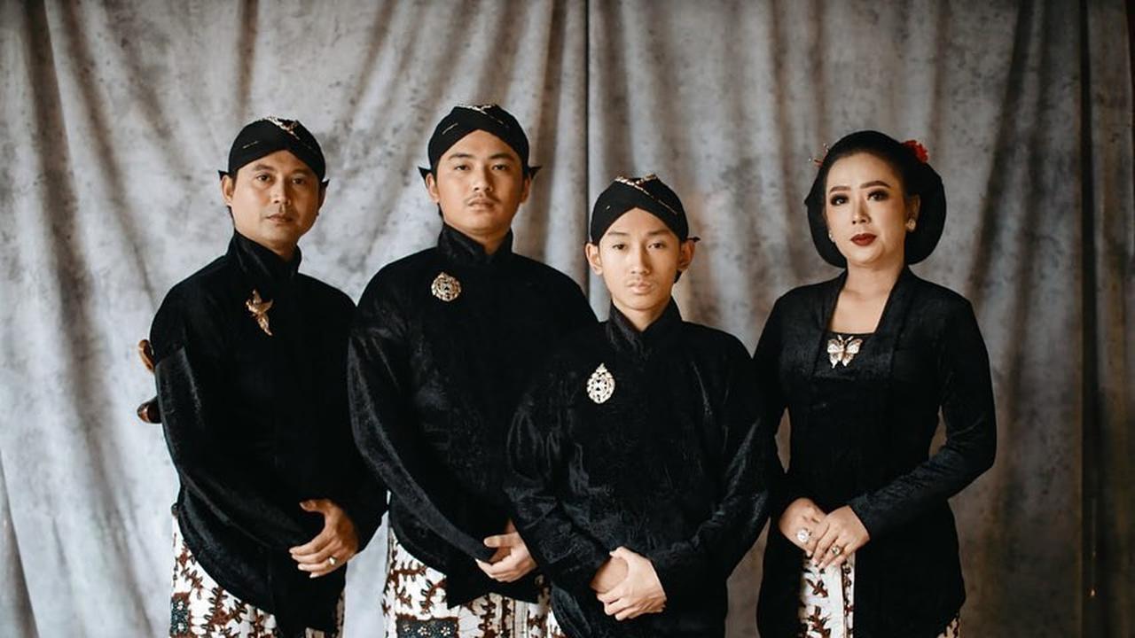 5 Gaya Pemotretan Terbaru Keluarga Soimah dengan Baju Adat Jawa Ini Banjir Pujian