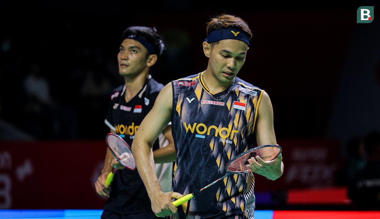 Ekspresi kecewa pebulu tangkis ganda putra Indonesia, Fajar Alfian dan Muhammad Sohibul Fikri setelah gagal mencetak poin dalam laga 32 besar Indonesia Open 2026 melawan wakil China, Chen Bo Yang dan Liu Yi di Istora Senayan, Jakarta, Rabu (03/06/2026). (Bola.com/Bagaskara Lazuardi)