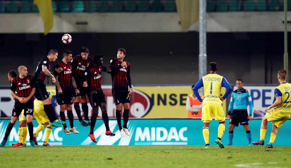 Tendangan bebas Valter Birsa berhasil membobol gawang AC Milan pada pertandingan Liga Seri A di stadion Marc Antonio Bentegodi, Verona, Italia (16/10). Chievo berhasil memperkecil kedudukan pada menit ke-76. (Reuters/ Alessandro Garofalo)