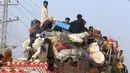 Tenggat waktu tersebut merupakan bagian dari tindakan keras anti-migran baru yang menargetkan semua orang asing yang tidak memiliki dokumen atau tidak terdaftar, menurut Islamabad. (AP Photo/Muhammad Sajjad)