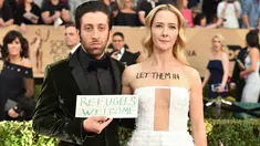 Aktor Simon Helberg dan istri, Jocelyn Towne menarik perhatian di karpet merah Screen Actors Guild (SAG) Awards di Los Angeles, Minggu (29/1). Bintang 'The Big Bang Theory' itu membawa papan bertuliskan 'Refugees Welcome'. (Jordan Strauss/Invision/AP)