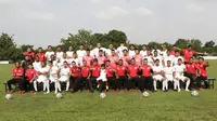 Pemain Persija Jakarta melakukan sesi foto sebelum latihan jelang laga Liga 1 di Lapangan Sutasoma, Jakarta, Jumat (07/12). Persija akan berhadapan dengan Mitra Kukar. (Bola.com/M Iqbal Ichsan)