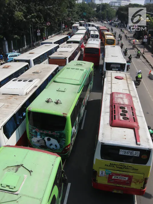 Puluhan bus yang mengangkut buruh memadati Jalan Medan Merdeka Timur, Jakarta, Selasa (1/5). Berdasarkan data kepolisian, sekitar 30 ribu buruh melakukan aksi May Day 2018 di Jakarta. (Liputan6.com/Arya Manggala)