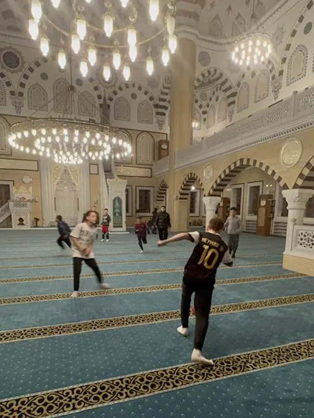 Masjid di Turki Izinkan Anak-Anak Main Sepak Bola Usai Tarawih, Tujuannya Mulia