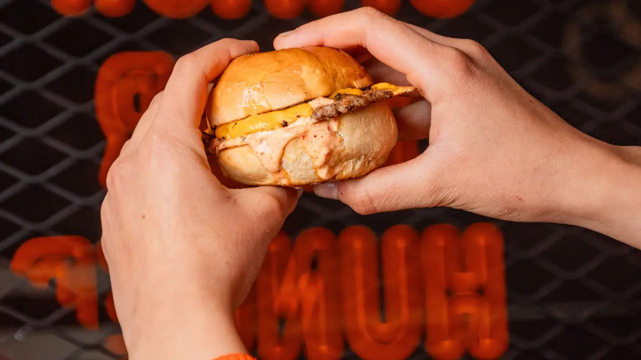 Resep Smash Burger Homemade dengan Patty Tipis Renyah