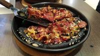 Pizza Hut mengeluarkan varian pizza baru, yaitu Black Pizza Meat Monsta, yang unik dan wajib dicoba. Sumber foto: Fabulo PR.