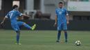 Dua pemain Uzbekistan berlatih tendangan bebas pada uji coba lapangan di Stadion Pakansari, Bogor, (26/4/2018). Uzbekistan merupakan salah satu tim yang akan mengikuti ajang PSSI Anniversarry Cup 2018. (Bola.com/Nick Hanoatubun)