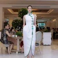 Memasuki Tahun Ular Kayu, yang diyakini sebagai masa perubahan dan transformasi, Sebastian Gunawan dan Cristina Panarese mempersembahkan koleksi terbaru mereka bertajuk "G&aacute;i Shan". [Fimela/Daniel Kampua]