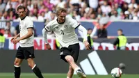 Aksi Nicik Woltemade kala berseragam Timnas Jerman dalam laga UEFA Nations League 2025, beberapa waktu lalu. Ia menjadi incaran beberapa klub besar Eropa, termasuk Arsenal, Liverpool dan Chelsea. (AFP / Franck Fife)
