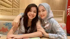 Shakiena Azalea, anak kedua Okie Agustina yang kini berusia 17 tahun. Potret terbaru Shakiena kian curi perhatian karena ia terlihat cantik memesona. Saat berfoto sama dengan Adelia Pasha, Shakiena yang cantik berhasil banjir pujian. (Liputan6.com/IG/adeliapasha)