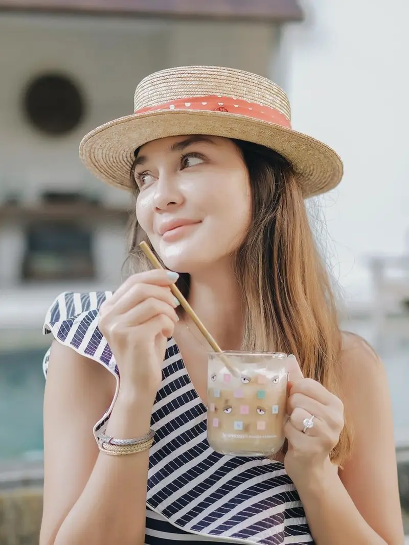 FOTO: Gaya Luna Maya Saat Pakai Topi Pantai, Tampil Menawan dan Stylish