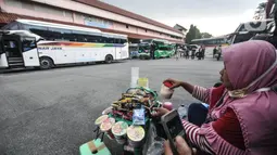 Pedagang berada di Terminal Kampung Rambutan, Jakarta, Senin (18/4/2022). Kepala Terminal Kampung Rambutan Yulza Romadhoni memprediksi harga tiket bus AKAP akan mengalami kenaikan 50 hingga 100 persen dari harga normal yang terjadi H-7 Lebaran. (merdeka.com/Iqbal S. Nugroho)