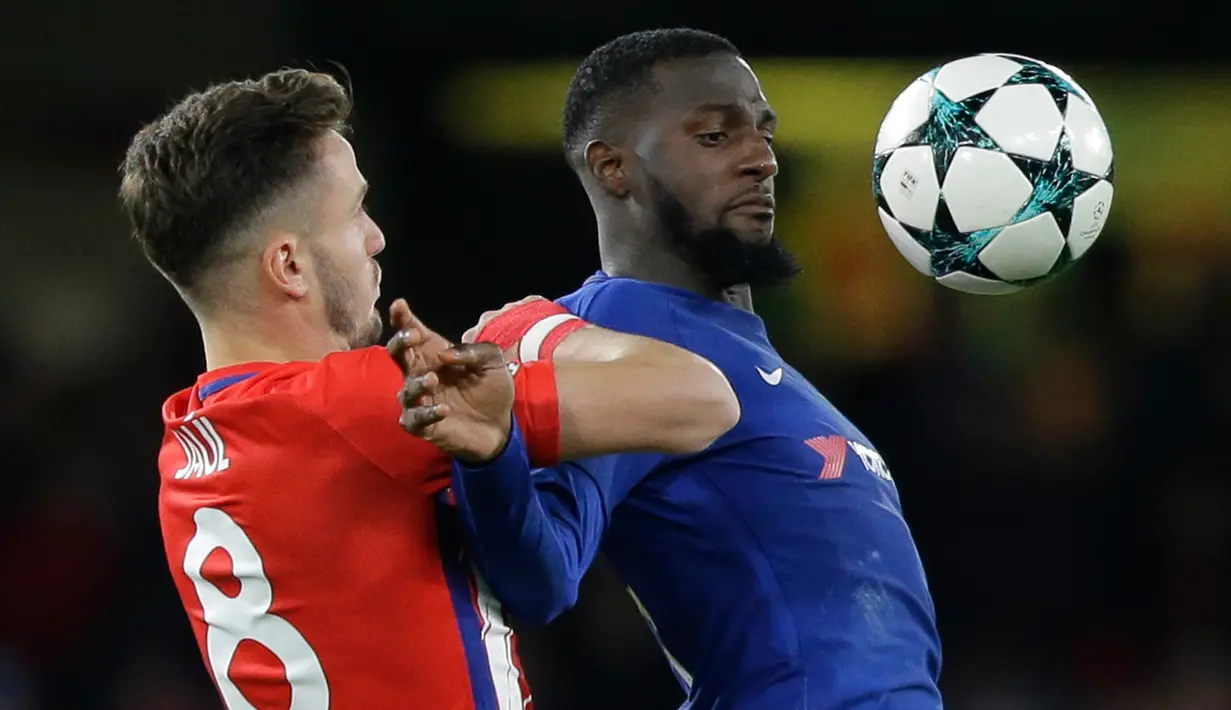 Pemain Atletico Madrid, Saul Niguez berebut bola dengan pemain Chelsea, Tiemoue Bakayoko pada matchday terakhir Grup C Liga Champions di Stamford Bridge, Rabu (6/12). Chelsea  Lolos ke fase gugur Liga Champions usai bermain imbang 1-1. (AP/Alastair Grant)