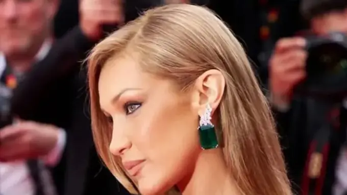 Bella Hadid dengan Rambut Pirang di Festival Film Cannes 2025