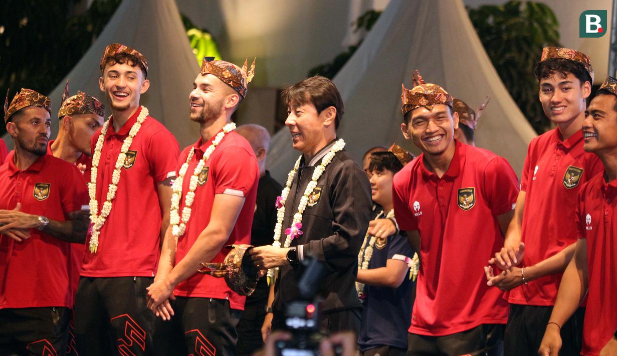 <p>Ekspresi bahagia pelatih dan pemain Timnas Indonesia saat memakai blangkon khas Jawa Timur disela-sela kegiatan menyapa masyarakat Surabaya dan sekitarnya yang berlangsung di Balai Kota Surabaya, Minggu (11/6/2023). (Bola.com/Wahyu Pratama)</p>