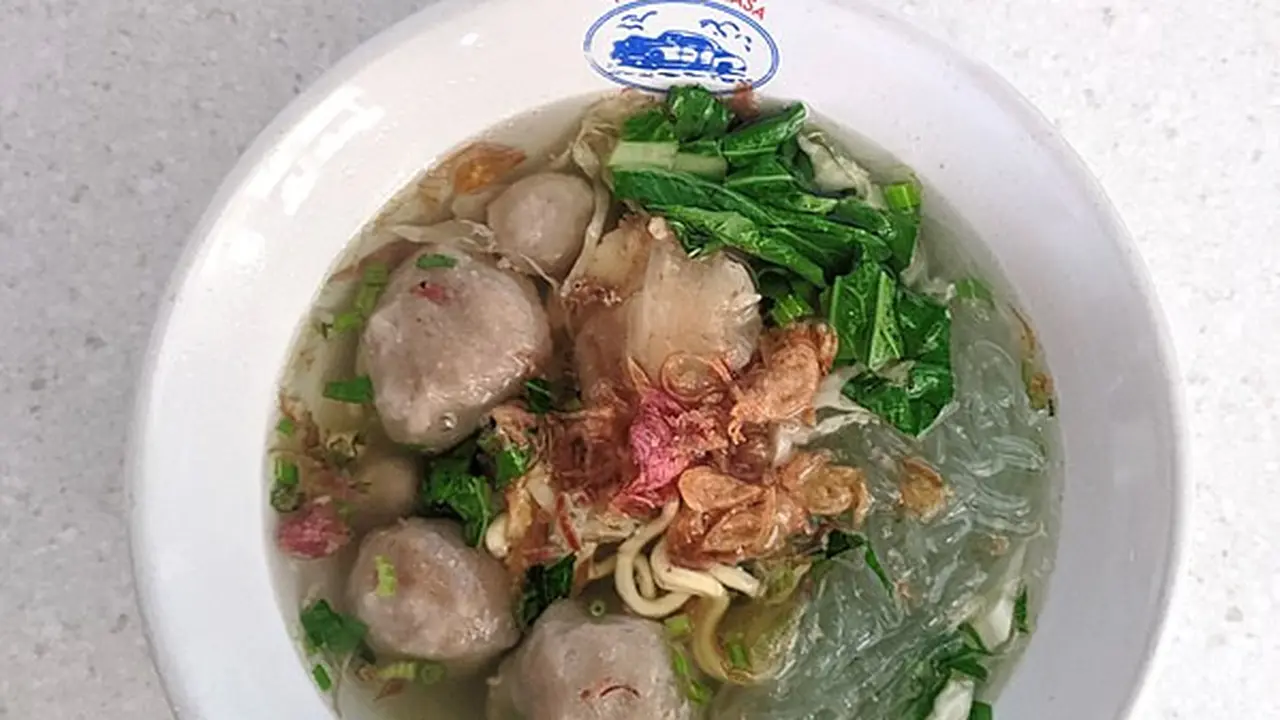 Semangkuk kuah bakso sapi dengan bakso dan mi bihun