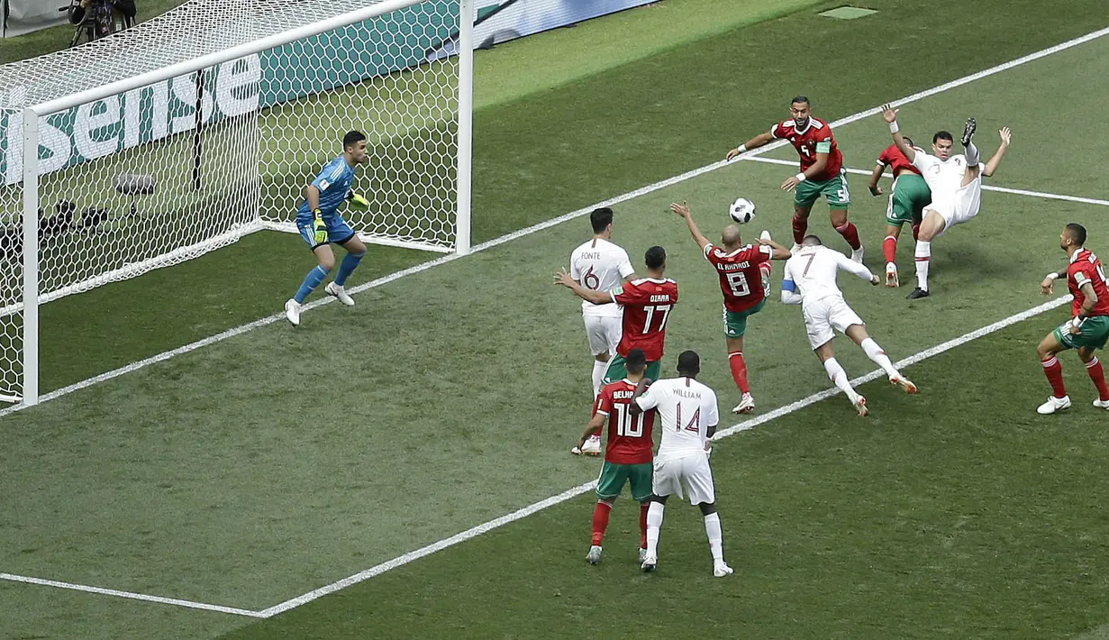 Striker Portugal, Cristiano Ronaldo, mencetak gol dengan sundulan ke gawang Maroko pada laga Piala Dunia di Stadion Luzhniki, Rabu (20/6/2018). Ronaldo menjadi pencetak gol internasional terbanyak di Eropa dengan 85 gol. (AP/Victor Caivano)