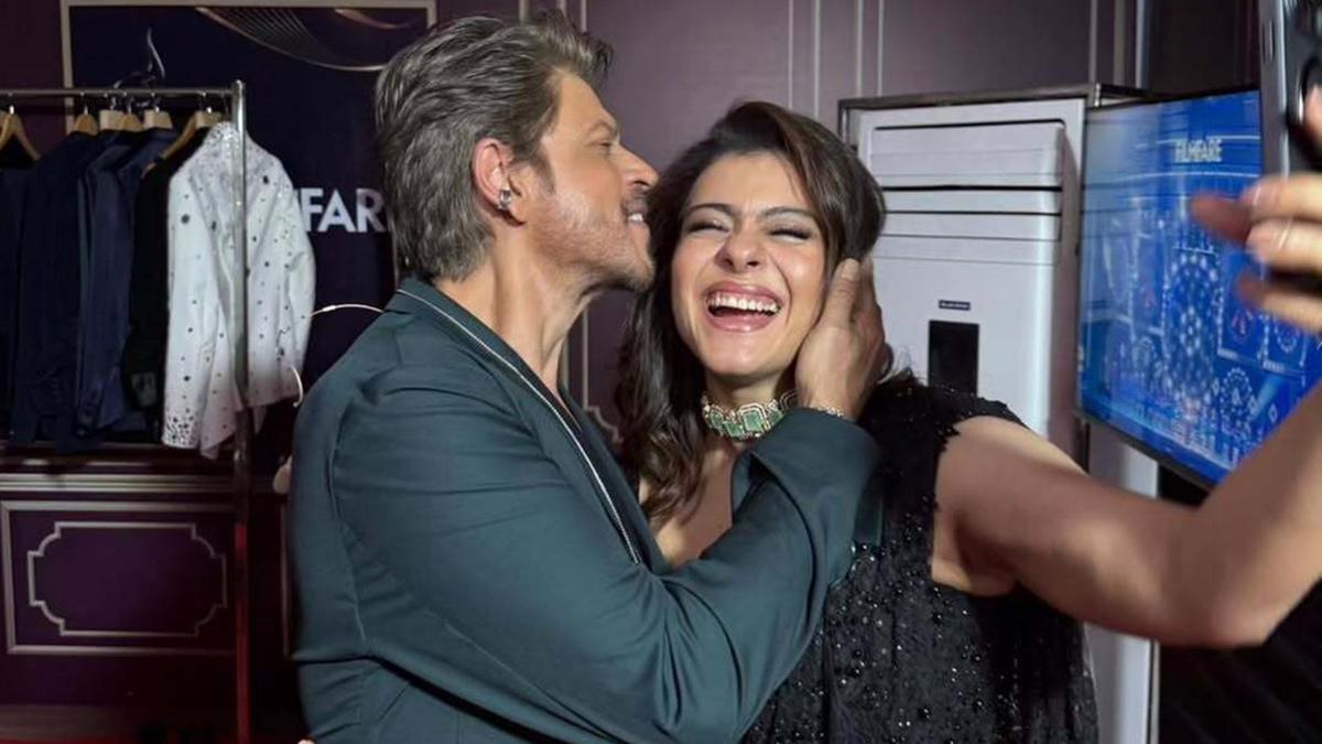 Potret Kajol Beri Pesan Manis di Ultah Shah Rukh Khan ke-60, Memukau Pakai Sari Hitam