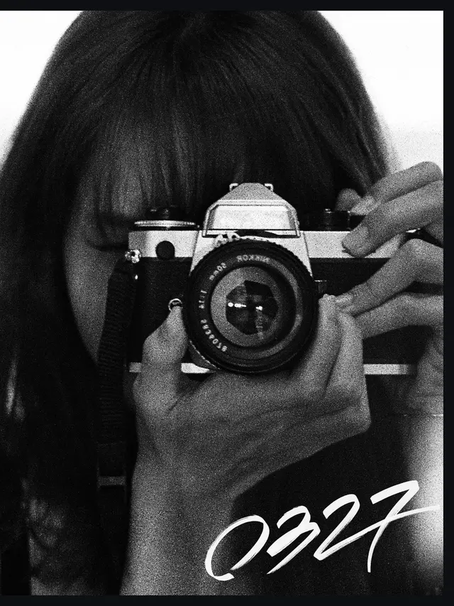 Lisa Blackpink dan Photobook 0327. (YG Entertainment via Soompi)