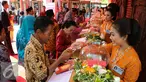 Sejumlah tamu undangan mengisi daftar tamu saat resepsi pernikahan Gibran Rakabuming putra sulung Presiden Joko Widodo dan Selvi Ananda di Gedung Graha Saba Buana, Solo, Jawa Tengah, Kamis (11/6/2015). (Liputan6.com/Faizal Fanani)
