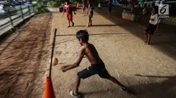 Anak-anak bermain sepak bola di kolong jembatan layang Tanah Abang, Jakarta, Kamis (15/11). Minimnya lahan bermain di Jakarta, kolong jembatan dimanfaatkan anak-anak sebagai tempat bermain dan berkumpul. (Liputan6.com/Fery Pradolo)