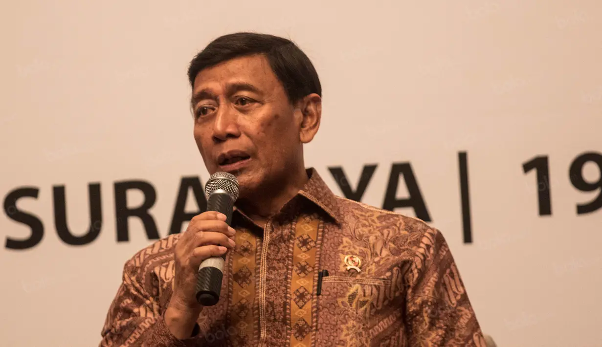 Ketum PBSI, Wiranto, memberikan keterangan saat jumpa pers Djarum Superliga 2017 di Hotel Kempinski, Jakarta, Rabu (11/1/2017). Tahun ini Djarum Superliga akan berlangsung pada 19-26 Februari di GOR DBL Arena. (Bola.com/Vitalis Yogi Trisna)