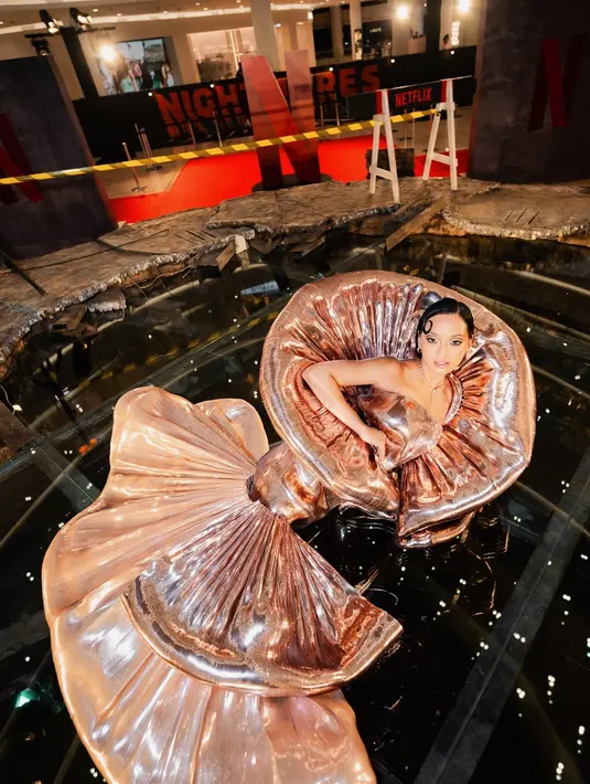 Pemeran “Valdya”dalam serial fiksi ilmiah supernatural garapan Joko Anwar tersebut muncul di karpet merah dengan penampilan glamor dan dramatis. [IG: @snap.nuel].