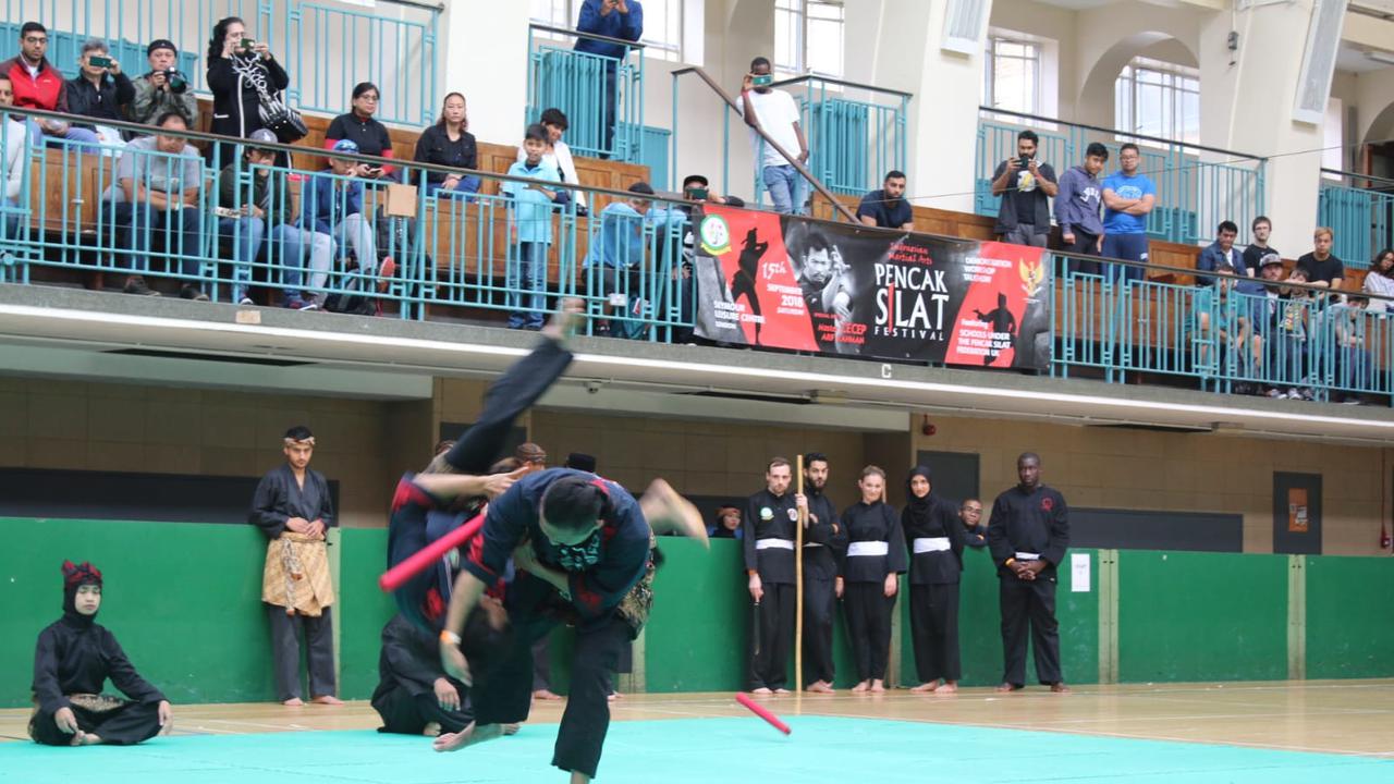 Pementasan Pencak Silat khas Indonesia di Festival Pencak Silat London (sumber: KBRI London)