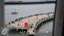 Sejumlah pengunjung saat menikmati wisata di area wisata Ancol, Jakarta, Sabtu (26/15). Wisata pantai Ancol masih menjadi pilihan favorit warga Jakarta untuk mengisi libur panjang. (Liputan6.com/Gempur M Surya)