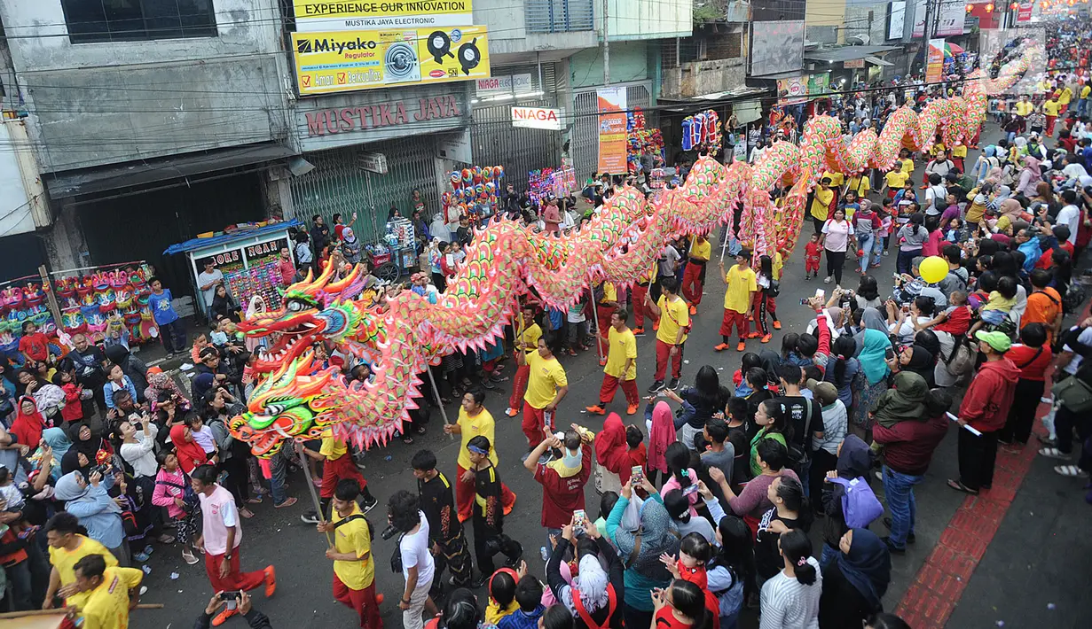 Arak-arakan atraksi liong perayaan Cap Go Meh melewati Jalan Suryakencana, Bogor, Jawa Barat, Selasa (19/2). Acara ini dipusatkan di Wihara Dhanagun. (Merdeka.com/Arie Basuki)