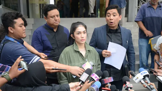 [Bintang] Ussy Sulistiawaty
