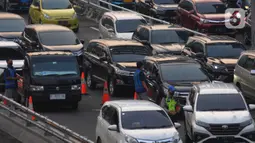 Mereka membantu transaksi pembayaran non tunai (E-Toll Card) secara langsung kepada pengendara mobil. (merdeka.com/Imam Buhori)