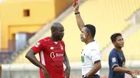 Bek Persik Kediri, OK Jhon, mendapat kartu merah dalam laga melawan Persela Lamongan di Stadion Si Jalak Harupat, Kab. Bandung, Rabu (7/4/2021). (Bola.com/Ikhwan Yanuar)