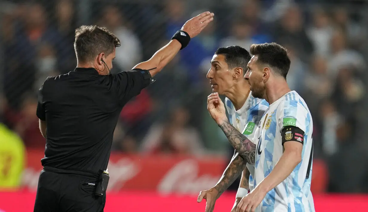 Pemain Argentina Lionel Messi (kanan) dan Angel Di Maria mengeluh kepada wasit Andres Cunha saat melawan Brasil pada pertandingan sepak bola kualifikasi Piala Dunia 2022 di Stadion Bicentenario, San Juan, Argentina, 16 November 2021. Pertandingan berakhir dengan skor 0-0.(AP Photo/Natacha Pisarenko)