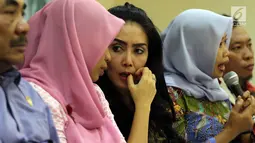 Anggota Fraksi PDIP MPR RI, Rieke Diah Pitaloka berbincang dengan Baiq Nuril saat Diskusi Empat Pilar MPR, Jakarta, Rabu (21/11).  Diskusi membahas tema 'Perlindungan Perempuan dari Ancaman Kekerasan Seksual'. (Liputan6.com/Johan Tallo)