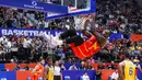 Pebasket Brasil, Usman Garuba melakukan selebrasi setelah melakukan slam dunk pada laga kedua Grup G Piala Dunia FIBA 2023 melawan Brasil di Indonesia Arena, Senayan, Jakarta, Senin (28/08/2023). Spanyol menang atas Brasil dengan skor 96-78. (Bola.com/Bagaskara Lazuardi)