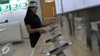 Pramuniaga merapihkan ponsel di pusat perbelanjaan, Jakarta (23/2). Pasar ponsel di Indonesia dianggap masih menjanjikan meski kebijakan keharusan setiap produsen memenuhi porsi tingkat komponen dalam negeri atau TKDN 4G LTE. (Liputan6.com/Angga Yuniar)