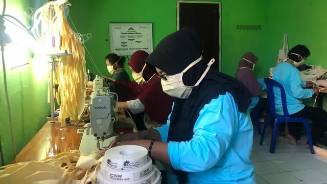 Kelompok usaha Matahari, binaan Pertagas sedang memproduksi masker kain. Dok Pertagas