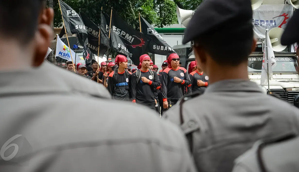 Massa yang tergabung dalam Federasi Serikat Pekerja Metal Indonesia (FSPMI) menggelar aksi di depan kantor BPJS Ketenagakerjaan, Jakarta, Kamis, (4/6/2015). Mereka menolak iuran sebesar 1,5 persen sesuai usulan Apindo. (Liputan6.com/Faizal Fanani)