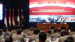 Presiden Jokowi menyampaikan arahan saat acara Rapim Polri 2017 di Auditorium PTIK, Jakarta, Rabu (25/1). Rapim Polri 2017 mengangkat tema "Polri yang Promoter Siap Mengamankan Pilkada Serentak 2017". (Liputan6.com/Johan Tallo)