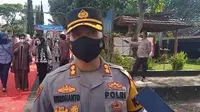 Kapolres Garut yang baru AKBP Wirdhanto Hadicaksono memberikan penjelasan mengenai program prioritasnya di depan wartawan. (Liputan6.com/Jayadi Supriadin)